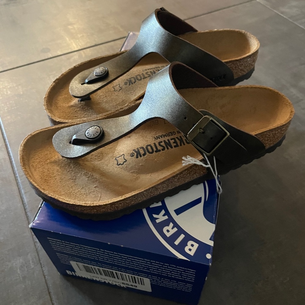 Birkenstock Gizeh - Brand new with tags!
